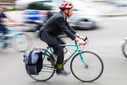 Geschftsmann mit Fahrrad unterwegs