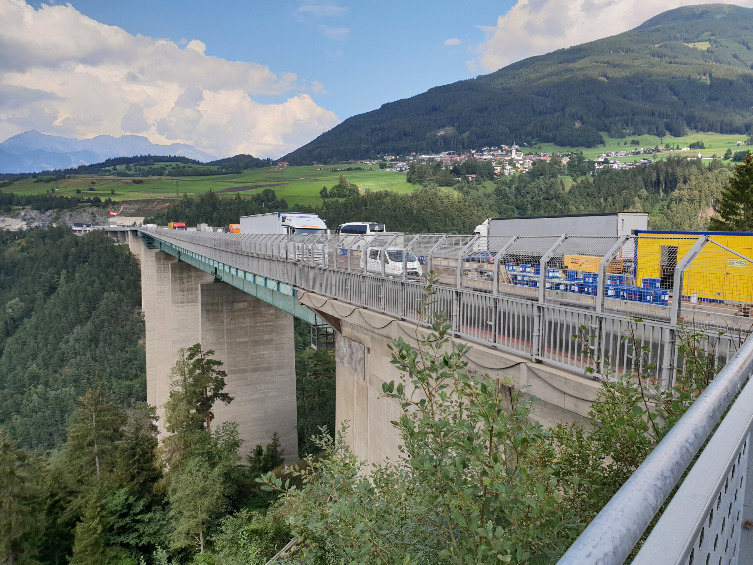 Unterwegs im von Lastwagen geplagten Tirol