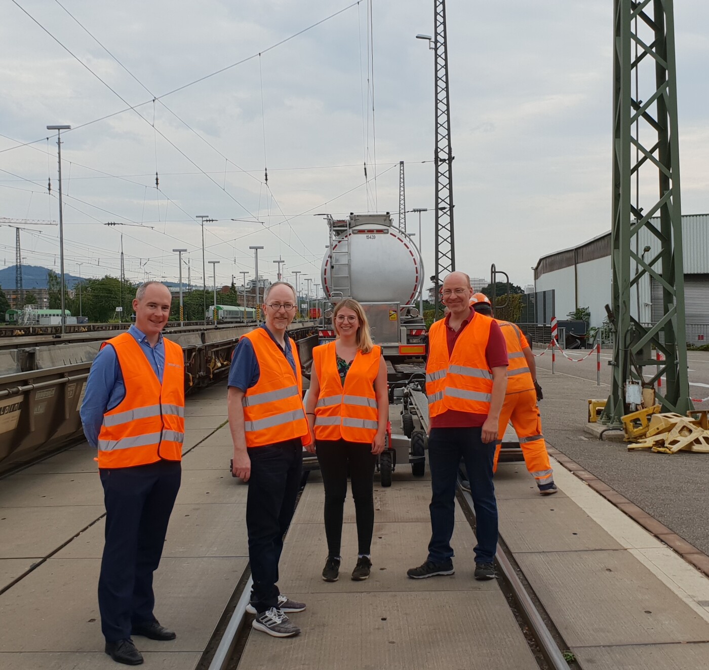 Rollende Landstraße: Komplette Lkw auf der Schiene