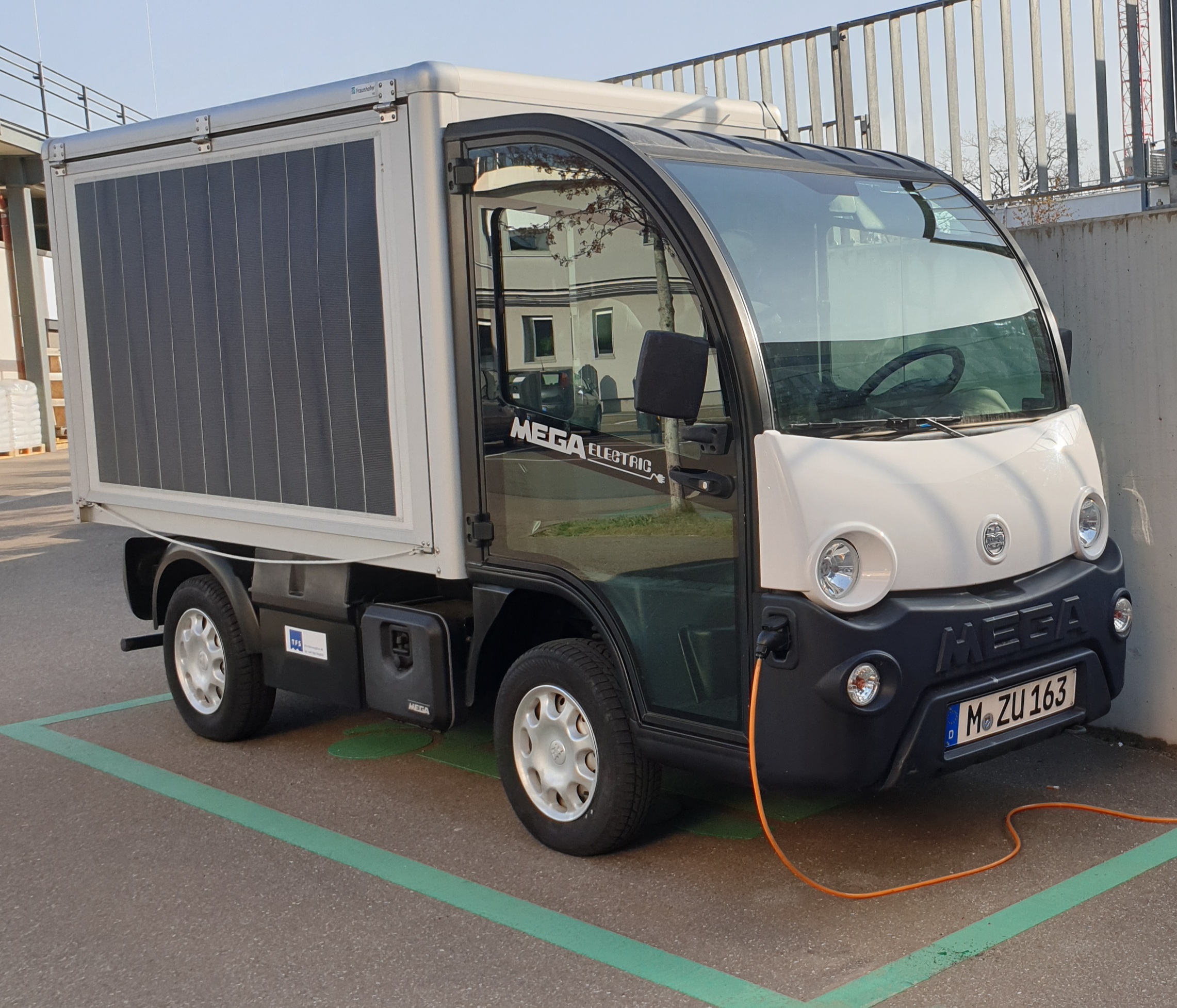 E‑Autos, die mit PV Strom erzeugen