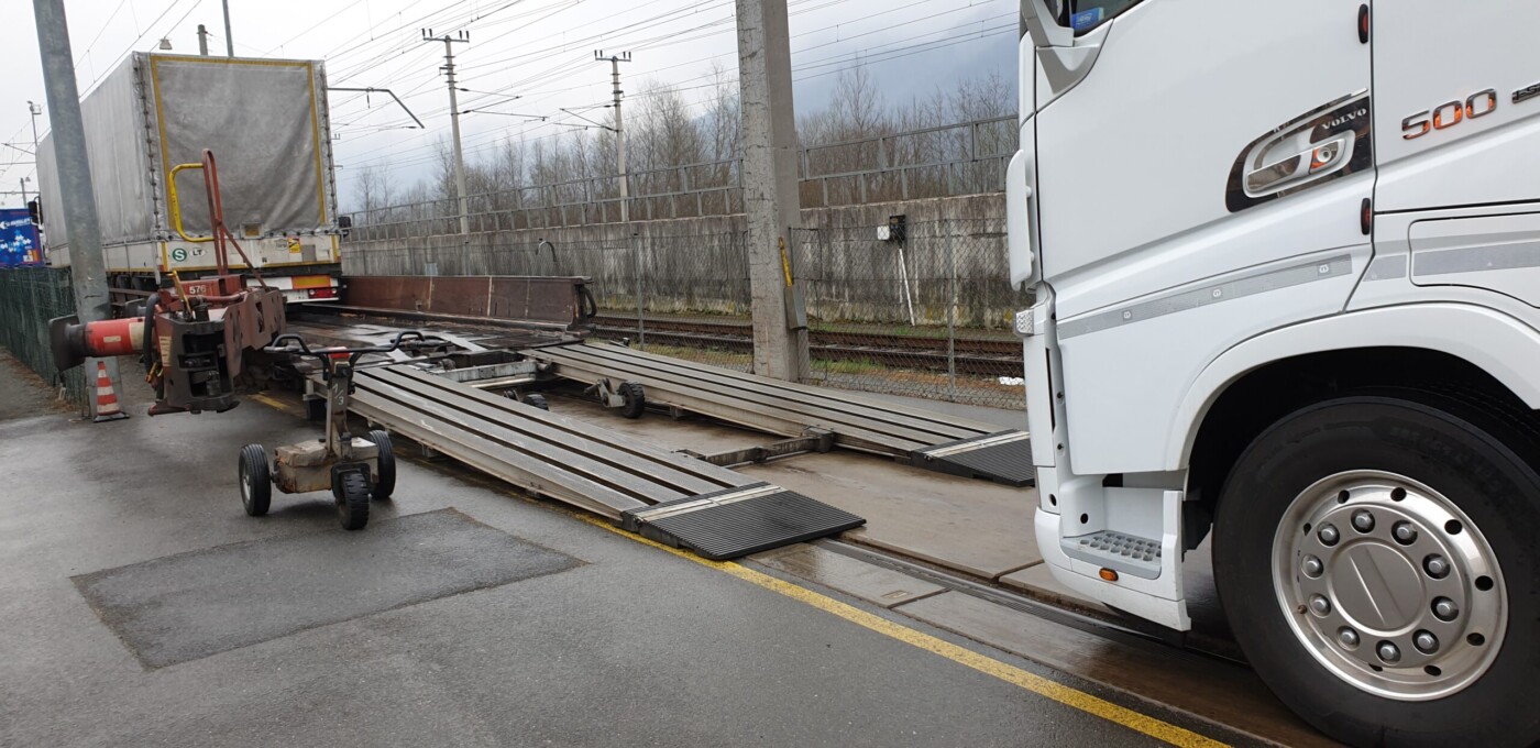 Lastwagen auf die Bahn