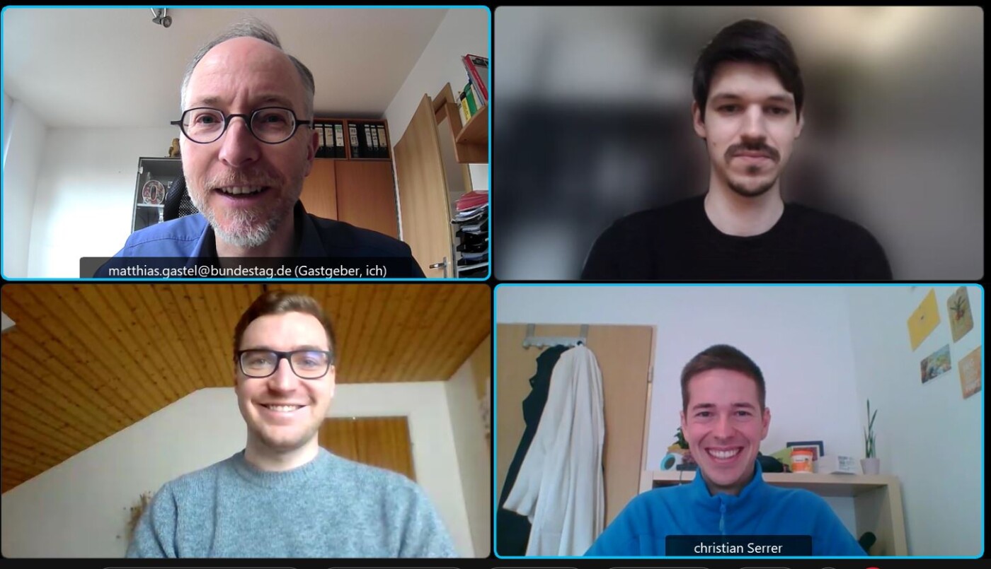 Mit Büchern und Vorträgen aktiv